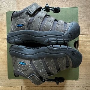 Keen Newport Sage fully enclosed hiking shoe- Size 8 Toddler (fits more like 7)